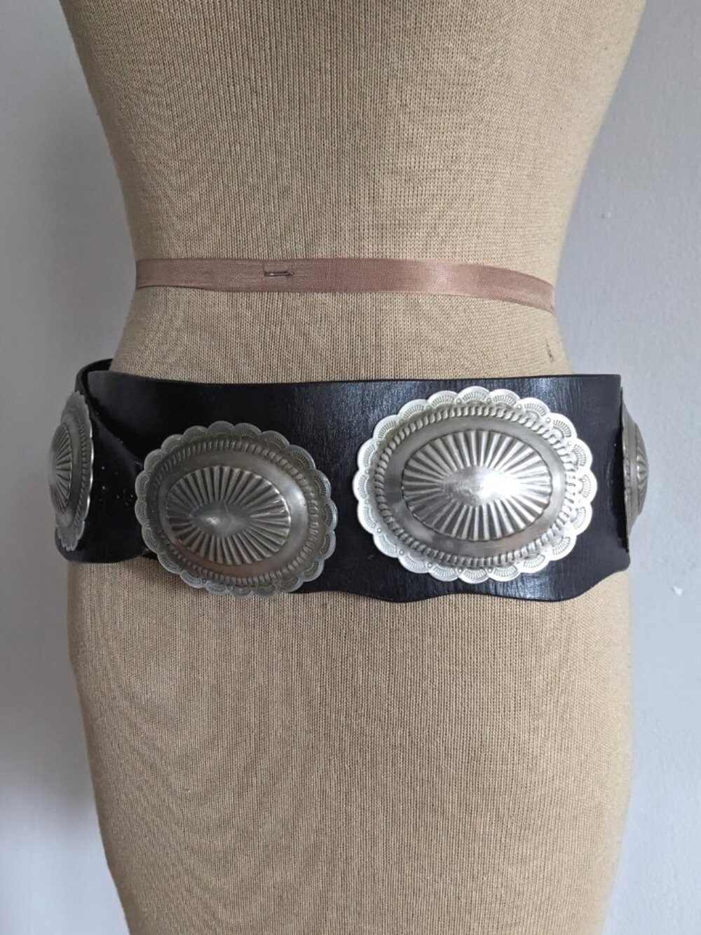 70s Vtg Handmade Silver Medallion & Black Leather Western Belt - Picture 4 of 8